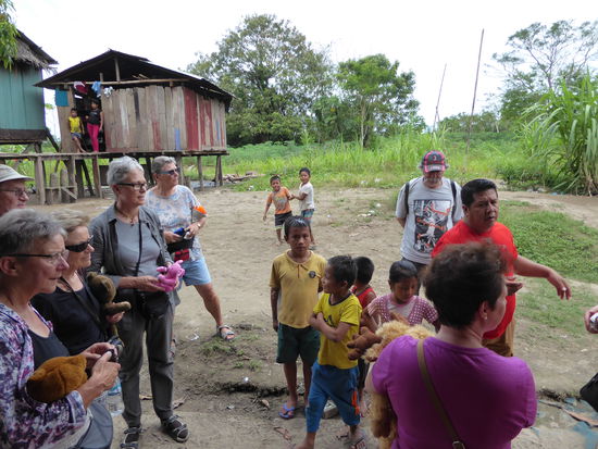 Man ist auf beiden Seiten sehr gespannt. Gäste und Kinder wissen nicht so richtig, was jetzt passieren wird.