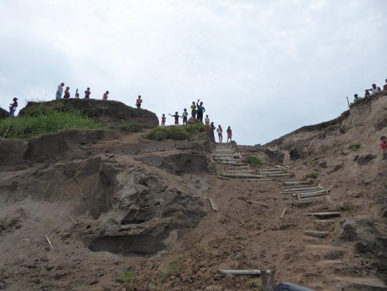 Die Treppe haben die Dorfbewohner am Morgen extra für uns neu angelegt.