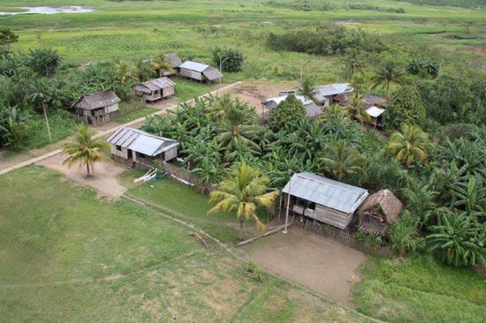 Leider ist der Fluss wegen Niedrigwasser fast nicht sichtbar. (Ab September beginnt die Regenzeit und ab Dezember steigt der Wasserspiegel bis zu 8 m höher)