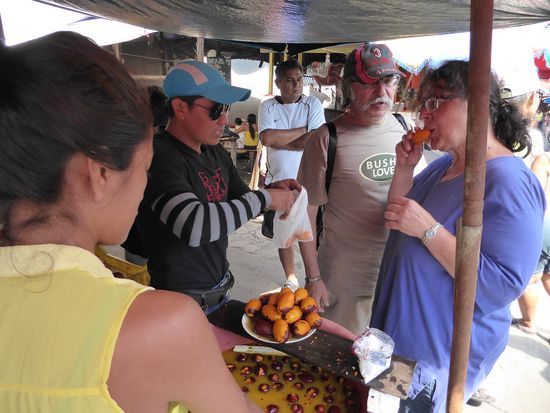 Aguaje, die Palmfrucht wird vorwiegend als Erfrischungsgetränk genossen. Roh gehört eine Prise Salz dazu