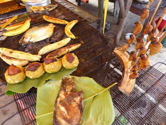 ... und hier gibt es sie am Spiess - im Hafen von Nanay