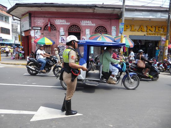 Eine Verkehrspolizistin regelt den Verkehr in Belen