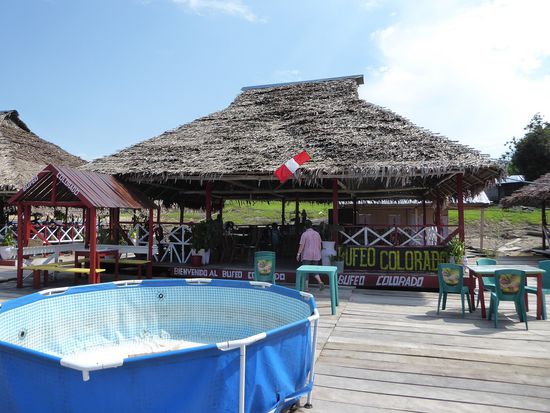 Zum Mittagessen in den Bufeo rosado, das schwimmende Restaurant im Rio Nanay