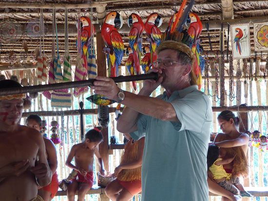 Helmut versucht sich im Blasrohr schiessen
