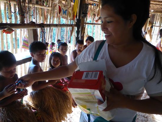 Keyla verteilt Branchli