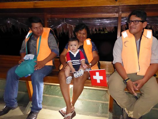 Zum Nachtessen gehen wir ins Al Frio y al Fuego und fahren noch einmal mit dem Schiff, denn auch dieses Restaurant liegt auf einem Floss im Rio Itaya