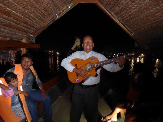 Pablo lässt es sich nicht nehmen und spielt uns auf der Rückfahrt ein Abschiedslied