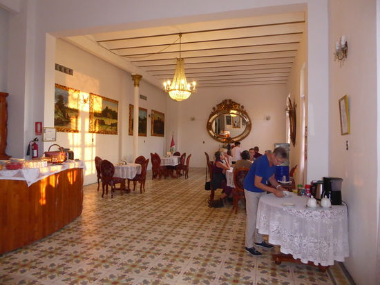 die ersten Sonnenstrahlen erleuchten den Frühstücksraum