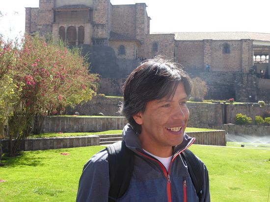 Cesar, unser Local-Guide. Im Hintergrund der Sonnentempel