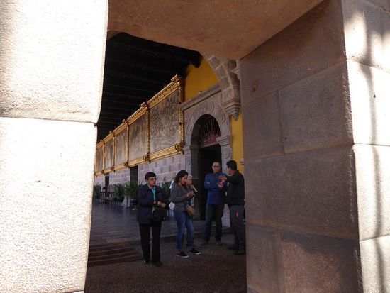 eine faszinierende Kombination: trapezförmige Inkastrukturen mit kolonialem Gemäuer mit riesen Wandbildern.