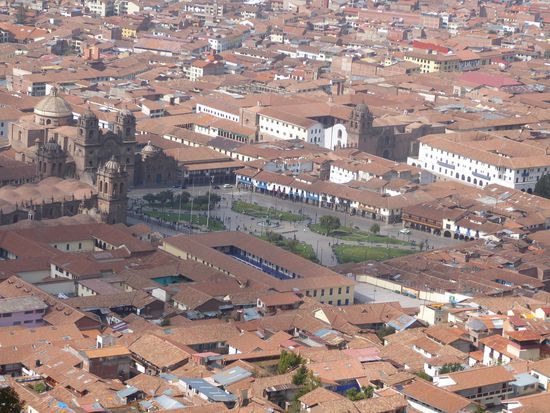 Unter uns liegt der Hauptplatz, die Plaza de Armas