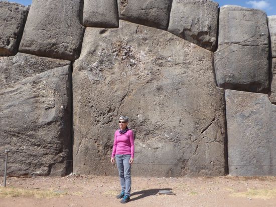 Rita vor dem riesigen Stein mit 11 Ecken