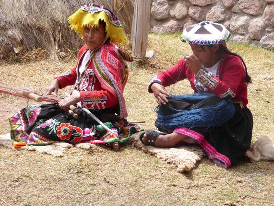 Die Frauen zeigen wie die Wolle verarbeitet wird.