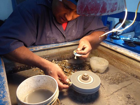 Von Hand wird jedes Teil geschliffen und eingepasst.