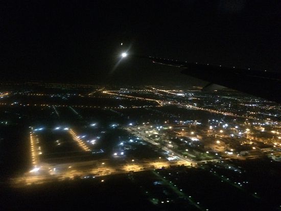 Anflug Bangkok. Das Licht in der Mitte ist nicht der Mond, sondern das Positionslicht am linken Flügel.