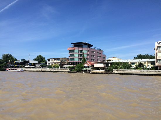 Mein Hotel vom Fluss her gesehen