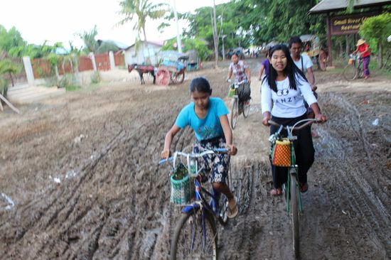 Die Verkäuferinnen lassen sich nicht beirren, sie folgen ihren 'Kunden'