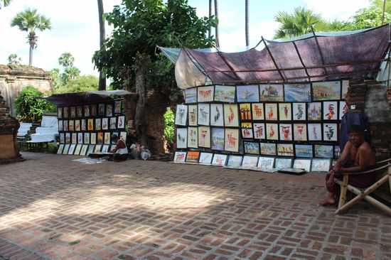 Ganz hinten im Tempel haben zwei Maler ihre Stände aufgebaut.