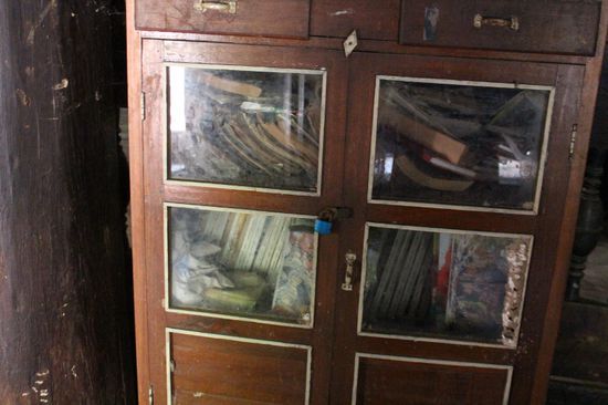 eine alte verstaubte Bibliothek