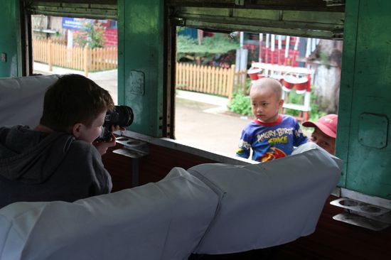 Immer wieder herzliche Begegnungen an den Bahnhöfen.