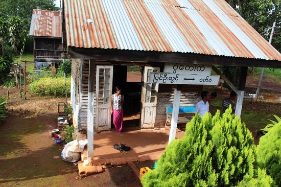 ein winziges Bahnhöfchen. Mit Bahnhofvorstand und zwei Helfern in Uniform.