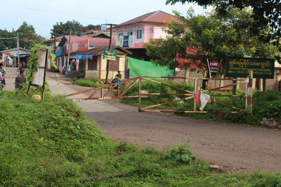 eine manuelle Schranke. In den Ortschaften gibt es die, auf dem Land muss man selber aufpassen. Ausserdem tutet die Lokomotive ja auch immer, wenn sich einen Weg kreuzt.