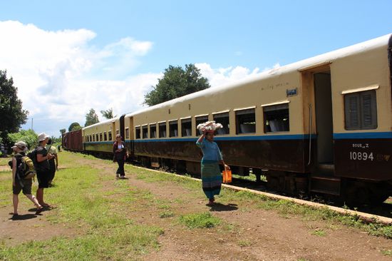 Umsteigen auf halber Strecke auf den Zug, der zurück fährt.
Es fährt täglich nur ein Zug in jede Richtung