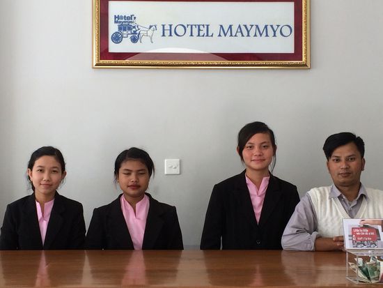 Die fröhliche Belegschaft vom Hotel Maymyo in Piyn Oo Lwin
