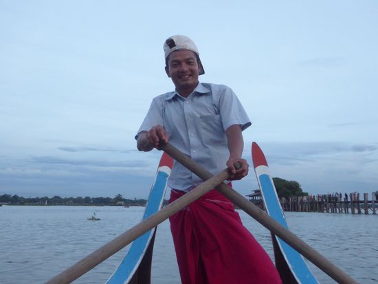 Min Thakhin, der der meine Kamera im Griff hat und auch aus einem mittelmässigen Sonnenuntergang ein Ereignis macht.