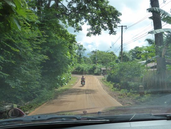Die letzten Kilometer sind eher Feldweg, der immer schmaler wird. Da fehlt dann auch die Sicherheitslinie
