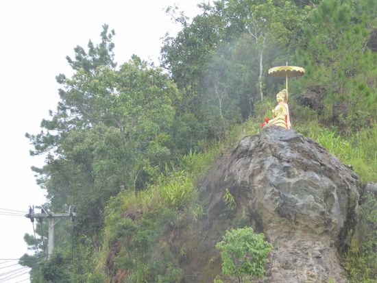 Der Buddha hat wenigstens einen Schirm...