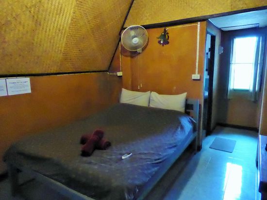 Das Zimmer - spartanisch, aber zum Nichtstun durchaus geeignet - und mit schnellem W-LAN und Klimaanlage.