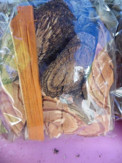 Hätte gern gewusst, was es mit den Holzstücklein auf sich hat. Süssholz? Räucherwaren?