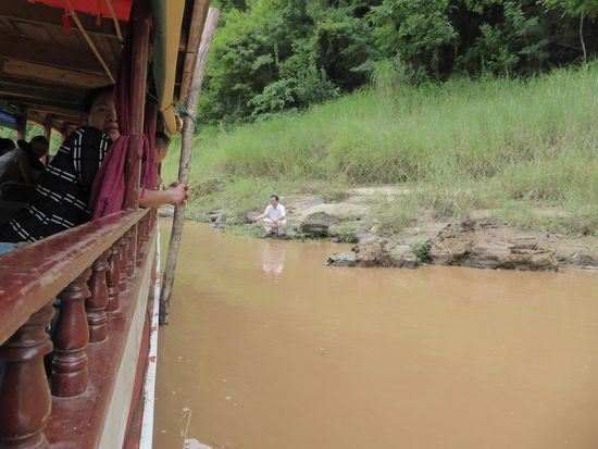 Nach der Zigarettenpause zieht der Laote das Schiff wieder ans Ufer - wir stehen