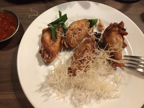 1. Gang: Chicken Wings mit frittierten Reisnudeln