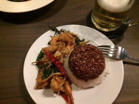 2. Gang: Fischcurry mit Scampi, Muscheln und Fisch, dazu Reis - und ein Bier.