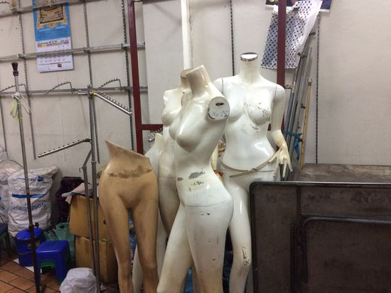 Die hübschen Damen habe ich in einer Seitengasse beim Hotel entdeckt, sie müssen als Ersatz für die entgangenen Fotos in der Animationsbar genügen.