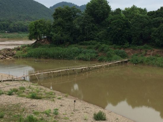 Die kleine Bambusbrücke mit dem Brückenzoll