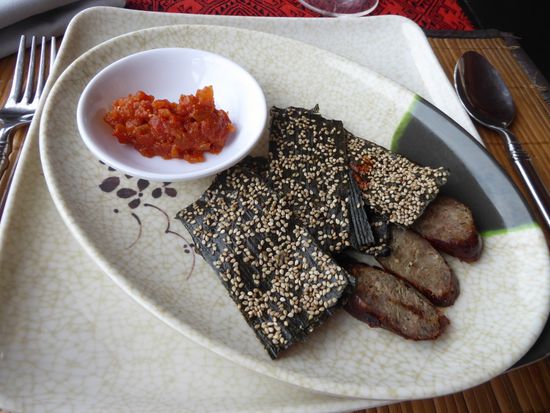 Apero: fritierte Blätter mit Sesam und einer Gemüsepaste, pikante Wursträdchen