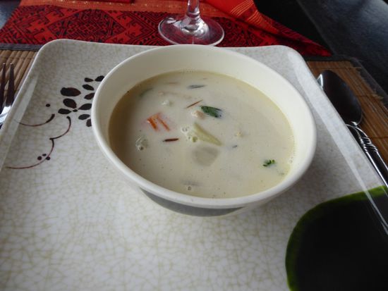 Kokosnuss-Suppe mit Chicken und Zitronengras