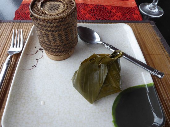 Fisch im Bananenblatt mit Klebreis (im Körbchen)