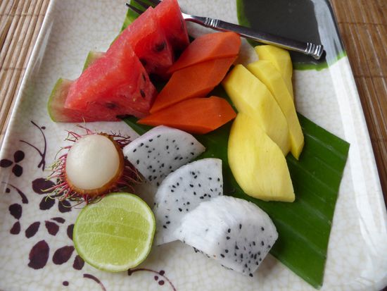 Früchteteller mit Wassermelone, Papaya, Mango, Pitaya und Rambutan