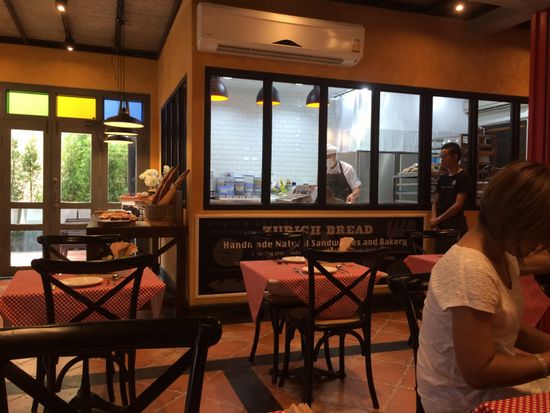 Vom Kellner erfahre ich, dass das Restaurant erst vor einem Monat eröffnet hat.