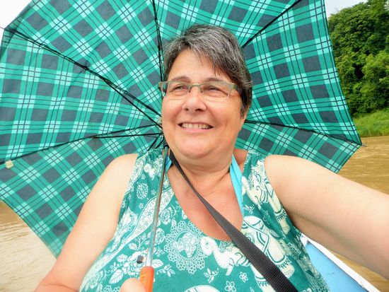 Mit Schirm, Charme und guter Laune unterwegs - da können ein paar Regentropfen nichts ausmachen.