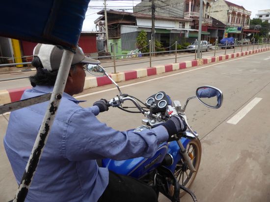 Bei meinem heutigen TucTuc sitze ich in einem Gestell auf der Seite.