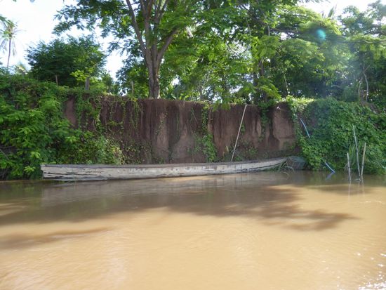 Diese unbefestigten Ufer erinnern mich stark an den Amazonas. Aber richtige Einbrüche mit Bäumen hab ich nirgendwo gesehen.