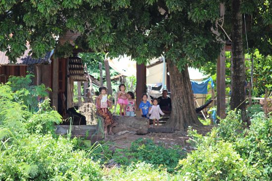 Die Kinder freuen sich, wenn wir vorüberfahren
