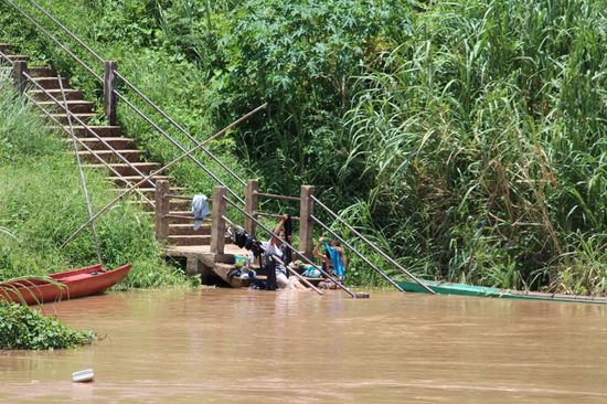 Frauen waschen ihre Wäsche im Fluss