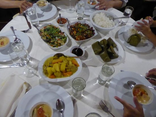 Eine reiche Auswahl von Fisch, Chicken, Gemüse, Tofu und natürlich weisser Reis