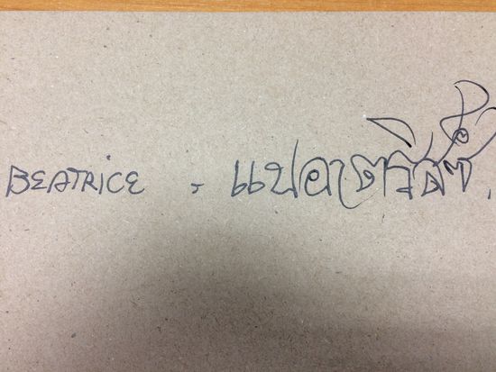 Tom hat mir meinen Namen in Thailändisch aufgeschrieben.